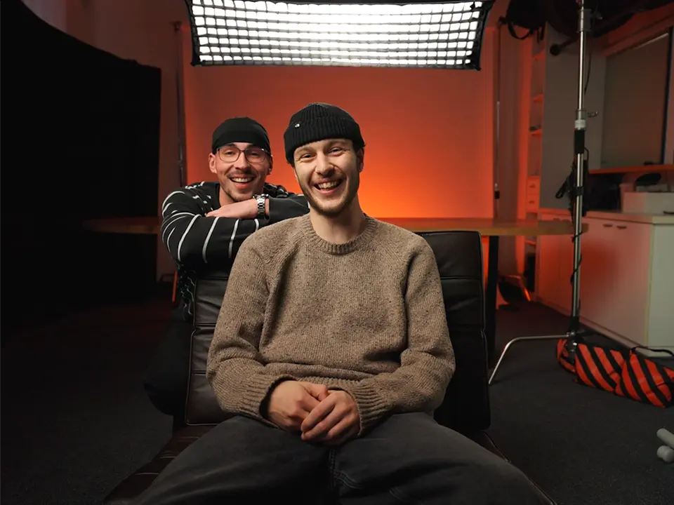 zwei lachende Auszubildende in Interview-Kulisse