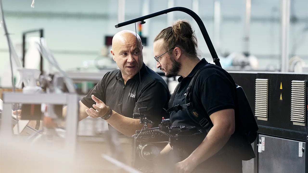 Kameramann bespricht mit Kunde den nächsten Shot